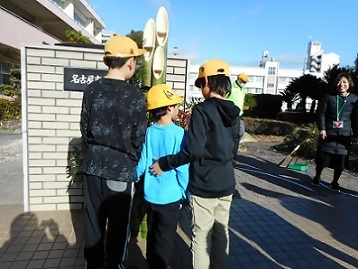 門松と背比べをする子ども達