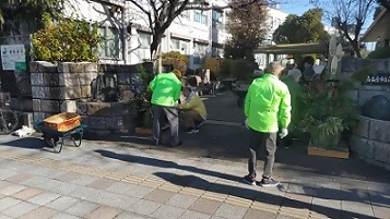 沢上中学校正門前の傾斜
