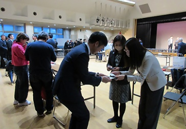 挨拶をし交流を深める参加者の方たち