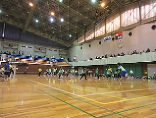 元気いっぱいに試合をする子どもたち