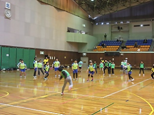 敵チームに思いきりボールを投げる子どもたち