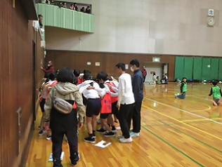 円陣を組んで気合いを入れている様子