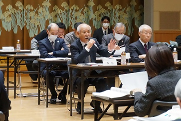 意見を発表する区政協力委員会委員長さん
