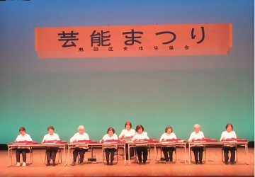 大正琴を演奏する皆さん