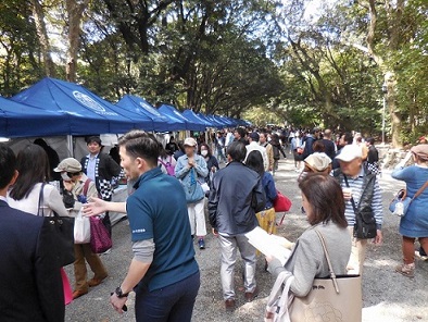 大賑わいのあつた朔日市の画像