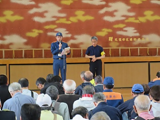 参加者の皆さんにご説明をする区職員