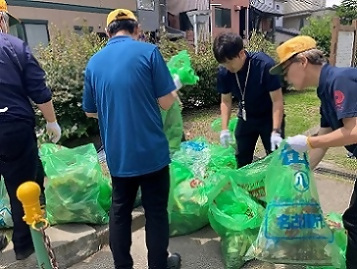 たくさん集まったごみを回収する職員たち