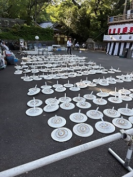 たくさんのちょうちんの準備中の様子