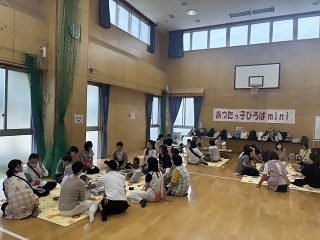 熱田児童館ホールで遊ぶ子ども達
