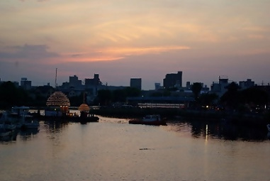 夕焼け空と堀川