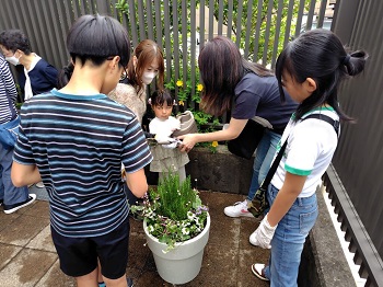 鉢植えを作る親子たち