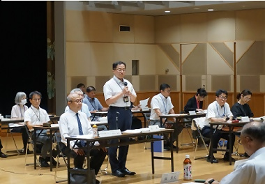 あいさつをする杉本新区長