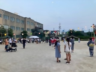 盆踊りに集まってきた地域の皆さん