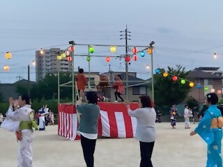 やぐらを囲んで踊る皆さん