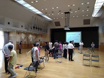 ボッチャ体験で「ランプ」の使い方を聞く皆さん