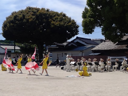 消防音楽隊が演奏している様子