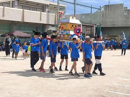 かわいらしい子ども会みこしの登場
