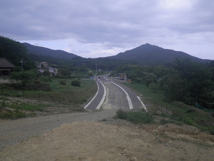 昨年度の工事区間。道路が舗装され、アスファルト舗装を残すのみとなっている。