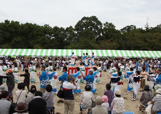 区民総踊りの様子