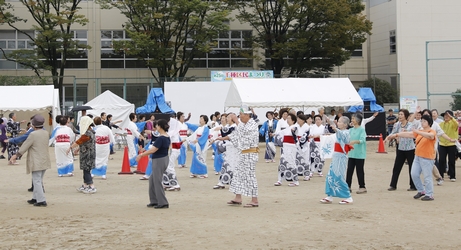 区民総踊りの様子