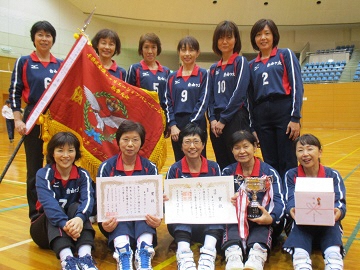 優勝した「自由ケ丘クラブ」チームの皆さんの写真