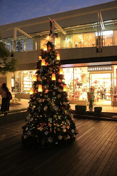 星が丘テラス内に飾られたクリスマスツリーの写真