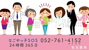 優しそうに微笑む地域の人々に囲まれるお母さんと子どもの画像