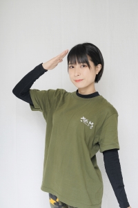 さばいどる・かほなんさんのアーティスト写真です。敬礼のポーズをしています。