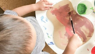 手作りギターを作成する子供の写真