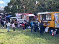 キッチンカーが並んでいる様子