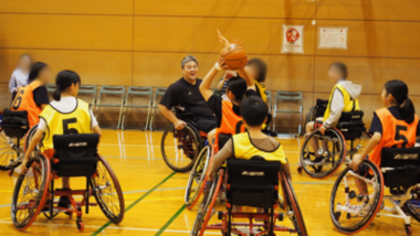 子どもたちに指導している写真