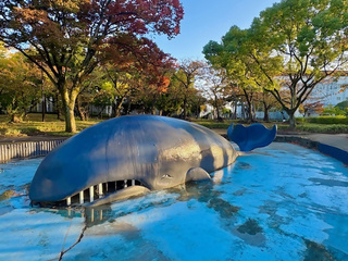道徳公園のクジラ像の外観