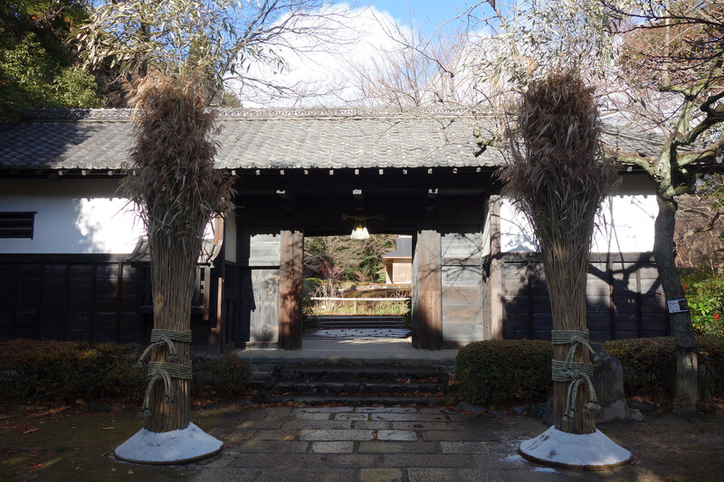 武家屋敷門　あしの門松