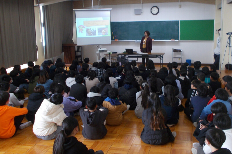 小学校での事前学習の様子です。