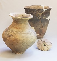 遺跡から出土した甕や壺などの土器の画像