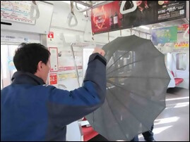 防刃傘を広げた様子