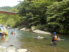 親水体験をする参加者