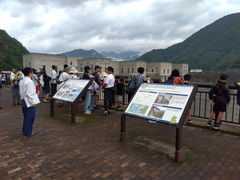徳山ダム見学をする参加者