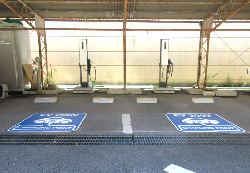 市役所本庁舎駐車場に設置した充電設備の写真です