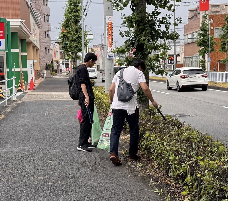 会社社屋周辺での道路清掃の様子