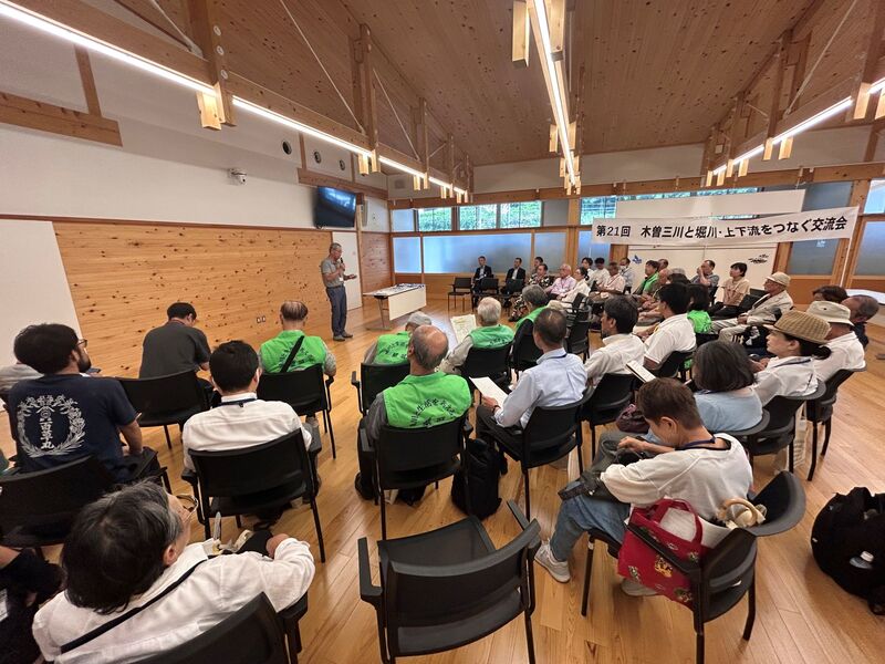 交流会で上下流の住民が議論する様子