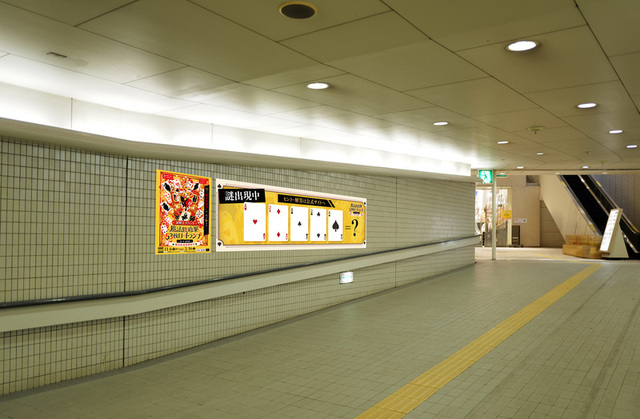 矢場町駅名古屋PARCOの連絡通路に掲示される謎のイメージ画像です。