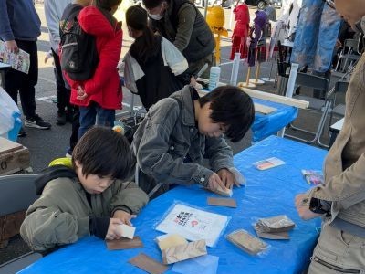 写真:木のマグネット作り