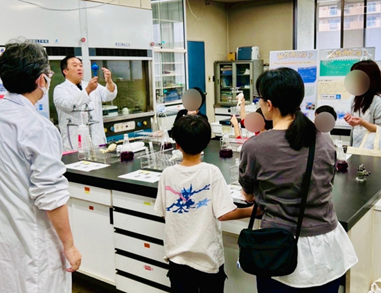 実験室での体験の様子