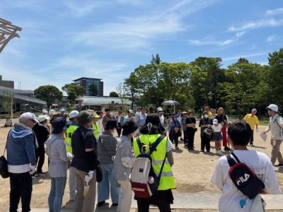 地域住民が参加した植樹体験会の様子の写真1