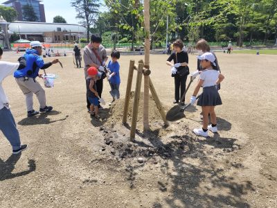 地域住民が参加した植樹体験会の様子の写真2