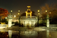 鶴舞公園の噴水塔の夜景