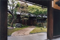文化のみち百花百草入口の門から玄関を見た様子