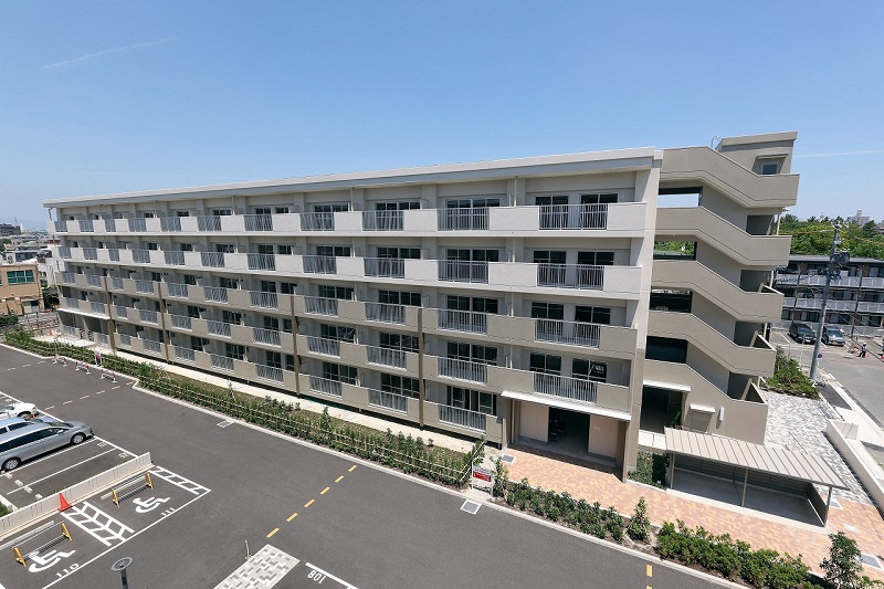 新高畑第2次公営住宅一階昇降口。