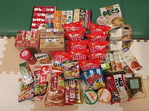 集まった食品の写真です。